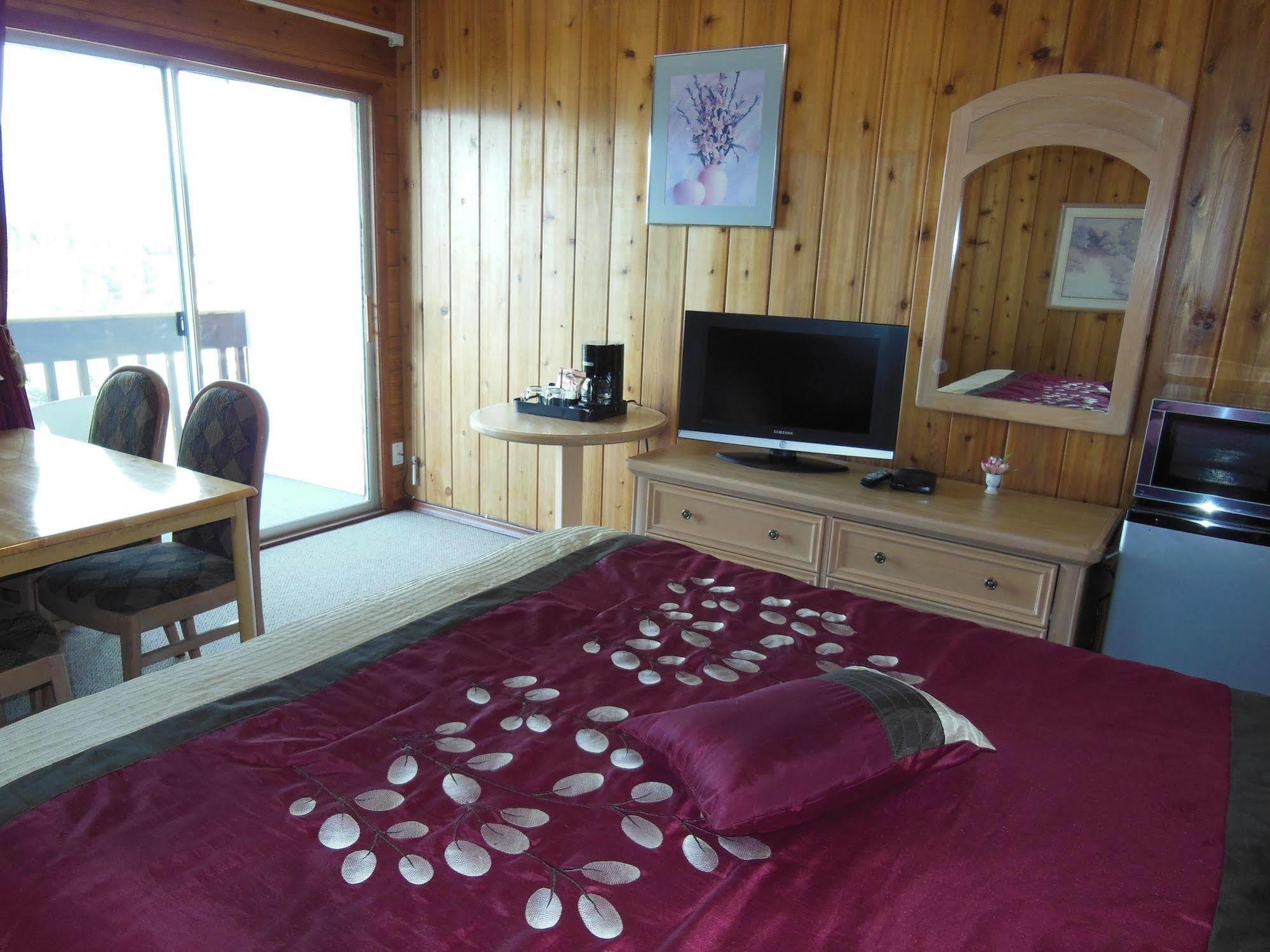 Motel Bo Radium Radium Hot Springs Εξωτερικό φωτογραφία